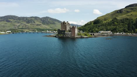 Drone-shot-approaching-the-Eilean-Donan-Castle-in-Europe