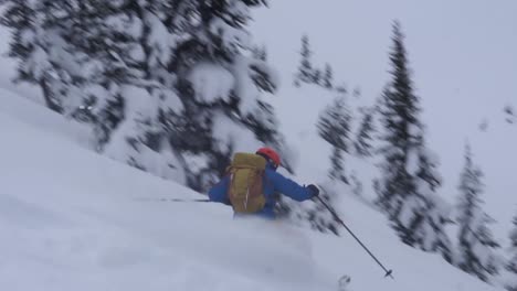 Telemark-Skifahrer-Macht-Kurven-Im-Frischen-Pulverschnee