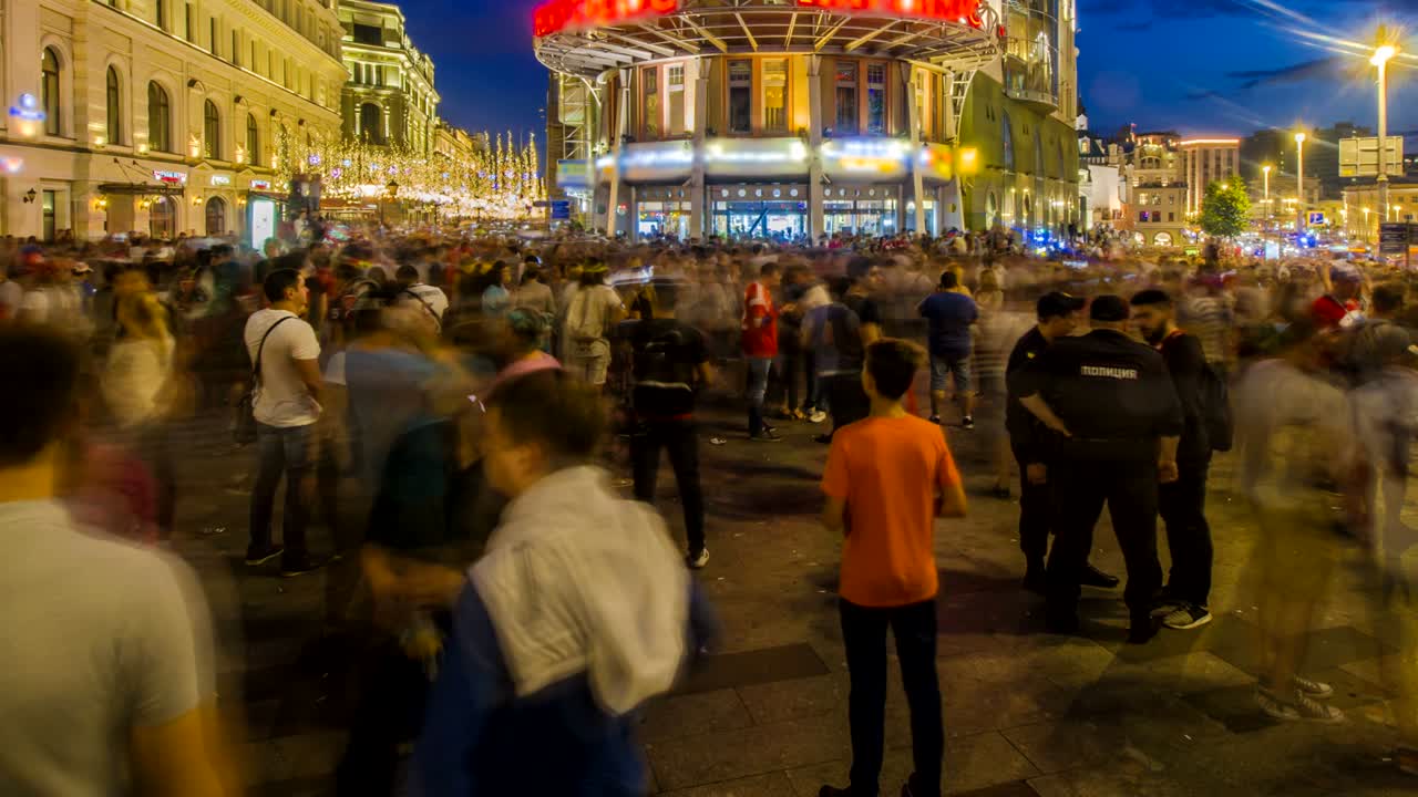 los aficionados al fútbol ruso celebran la victoria de su equipo en las calles de la ciudad, el lapso de tiempo
