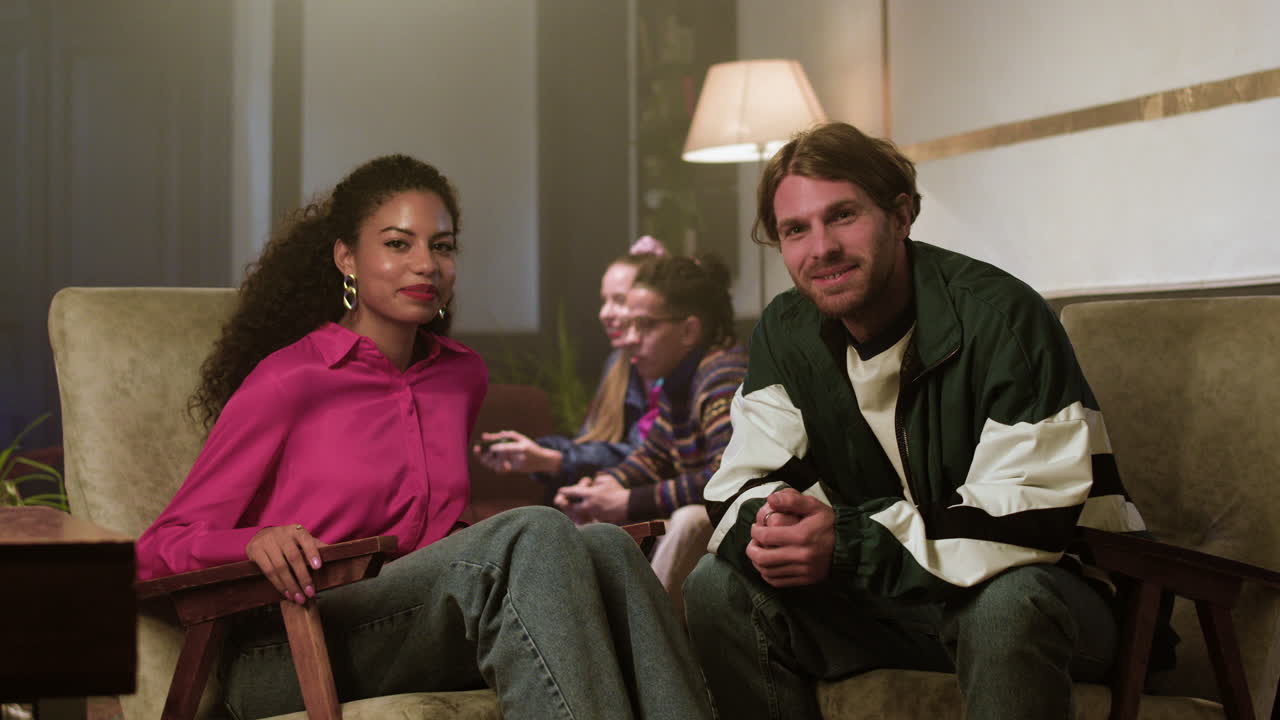 집에서 포즈를 취하는 커플