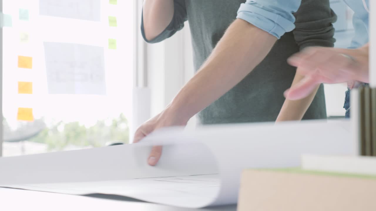 equipo de arquitectos creativos que trabajan juntos en un estudio de arquitectos
