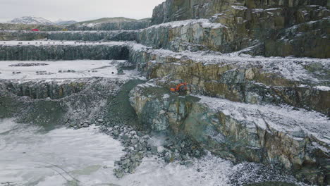 Excavadora-Cavando-Y-Arrojando-Rocas