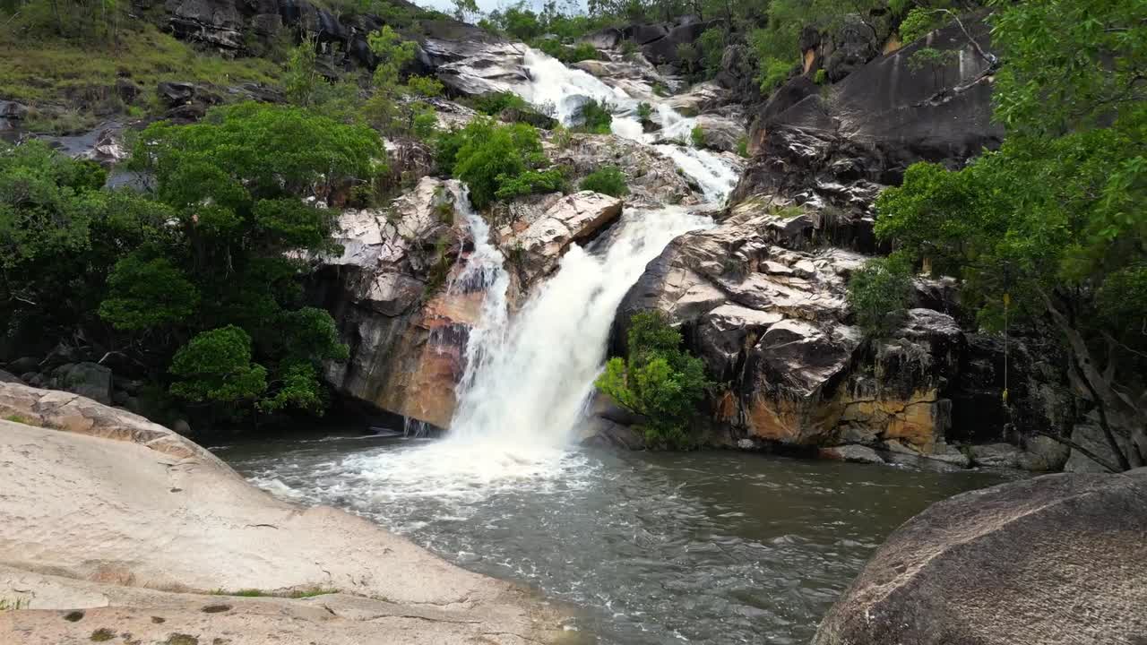 tiro de drone de hermosa cascada corriendo, norte de queensland, australia
