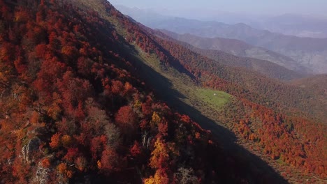 El-Dron-Más-Hermoso-Filmado-En-El-Bosque-Hircano-En-Los-árboles-De-La-Temporada-De-Otoño-Con-Hojas-Coloridas-En-La-Roca-De-La-Montaña-Y-La-Sombra-Del-Atardecer-En-El-Campo-Verde-De-Las-Tierras-Altas-Y-El-Paisaje-Montañoso-En-El-Cielo-Azul-De-Día-Brumoso-En-Irán