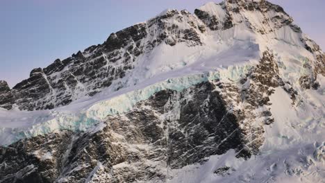 pico de montaña cubierto de glaciar justo antes del atardecer
