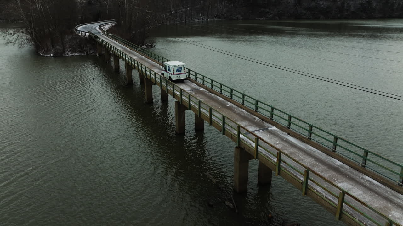다리에서 운전하는 차량, 레이크 세쿠아야, 아르자니아, 미국 - 드론