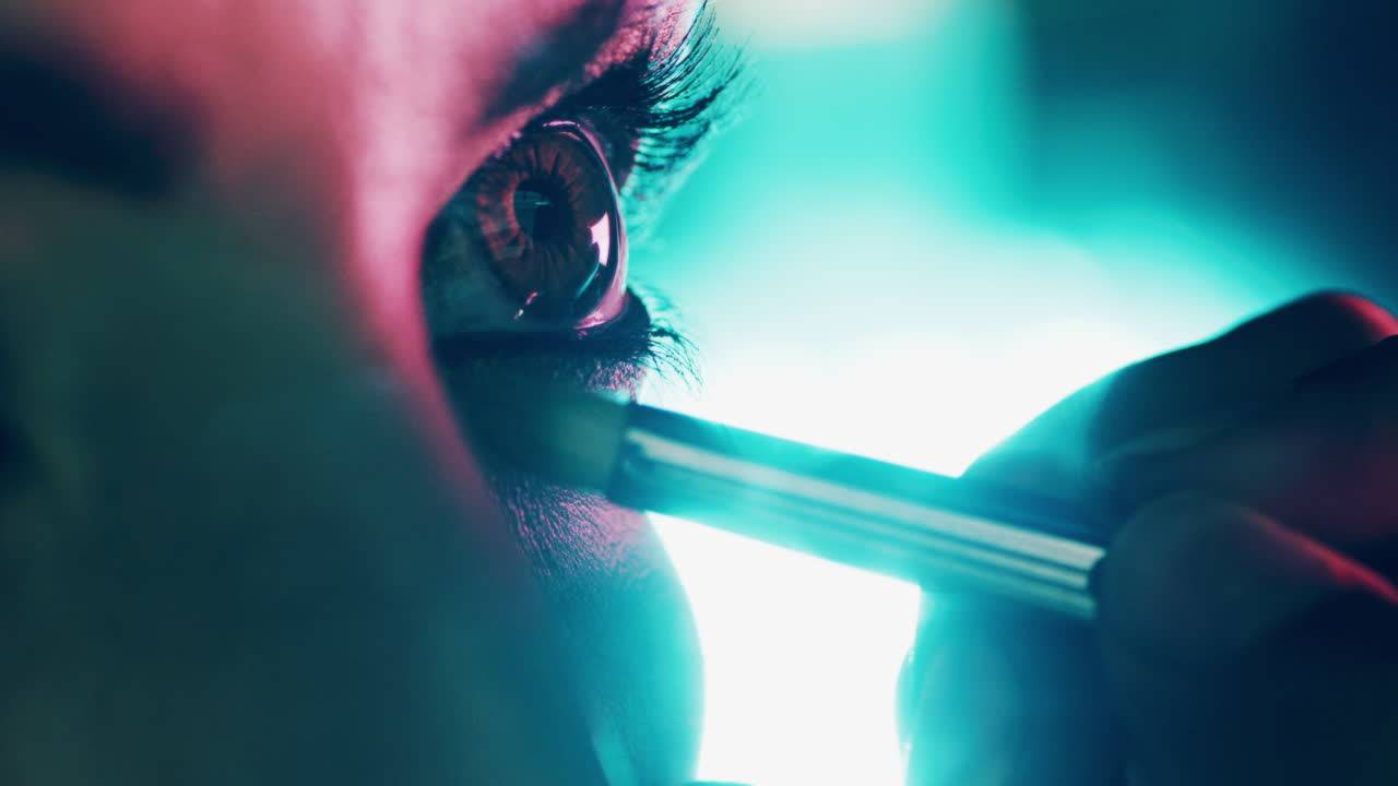 añadiendo un poco de drama a sus ojos