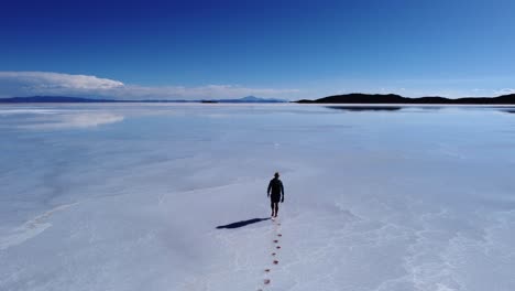 Ein-Einsamer-Mann-Hinterlässt-Fußspuren-Im-Salzsee-Von-Uyuni-In-Bolivien