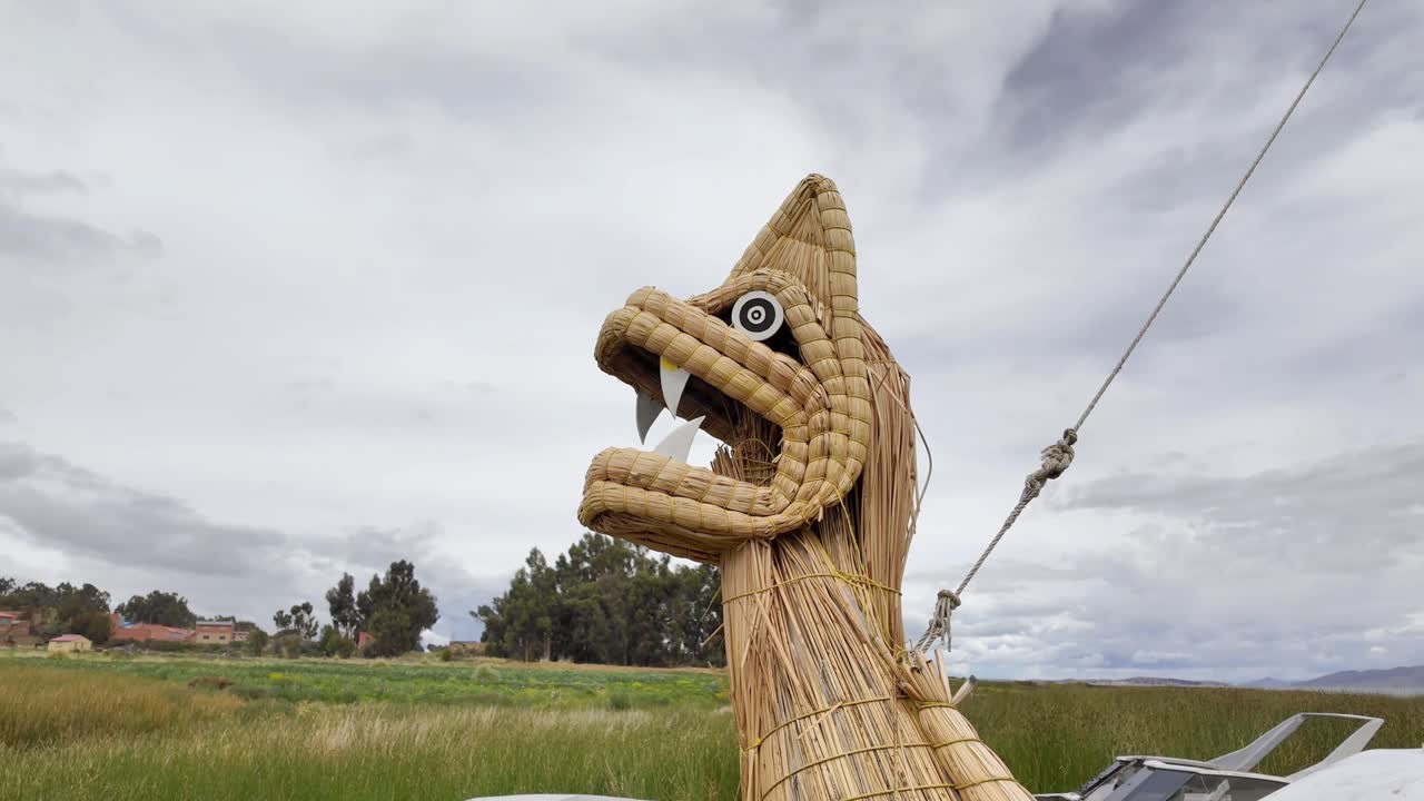 Tradizionale barca in canna di Totora con dettaglio della testa di puma sul Lago Titicaca, Bolivia.