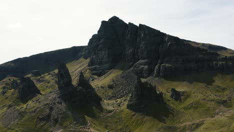 amplia vista aérea épica del viejo de storr en el campo de escocia