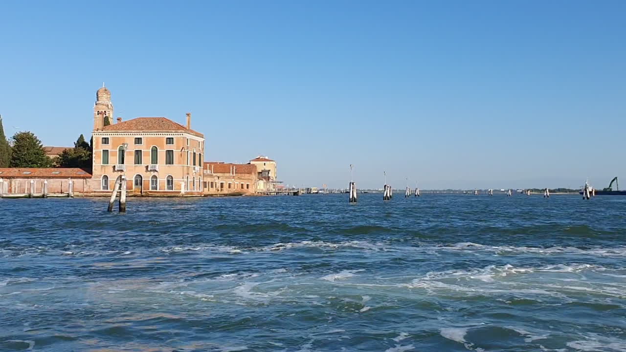 venecia desde una isla de barcos con un edificio renacentista hd 30 fotogramas por segundo 5 segundos