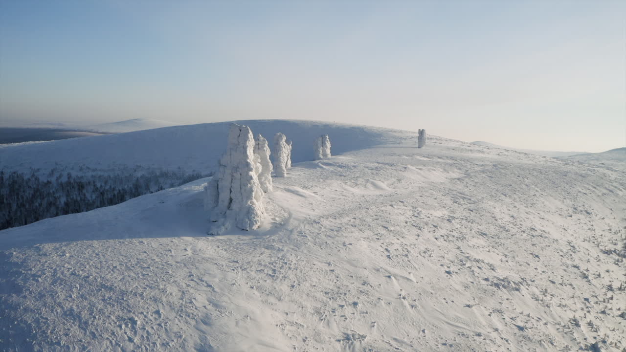 picos de montañas nevadas con formaciones rocosas congeladas