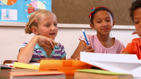 Süße-Schüler-Unterhalten-Sich-Im-Unterricht