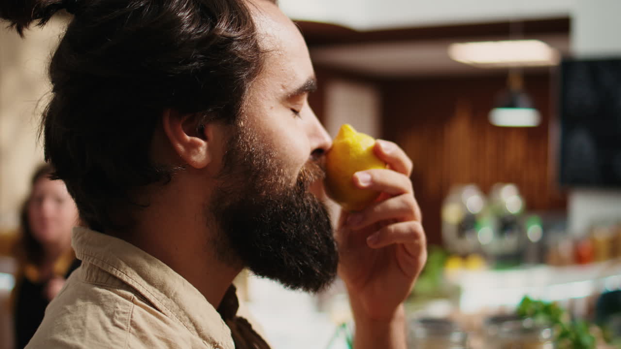 el cliente disfruta del aroma de limones en la tienda biológica.