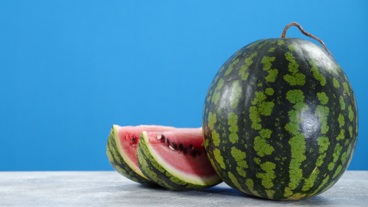 그리고 전체 수박 조각을 천천히 회전시니다.