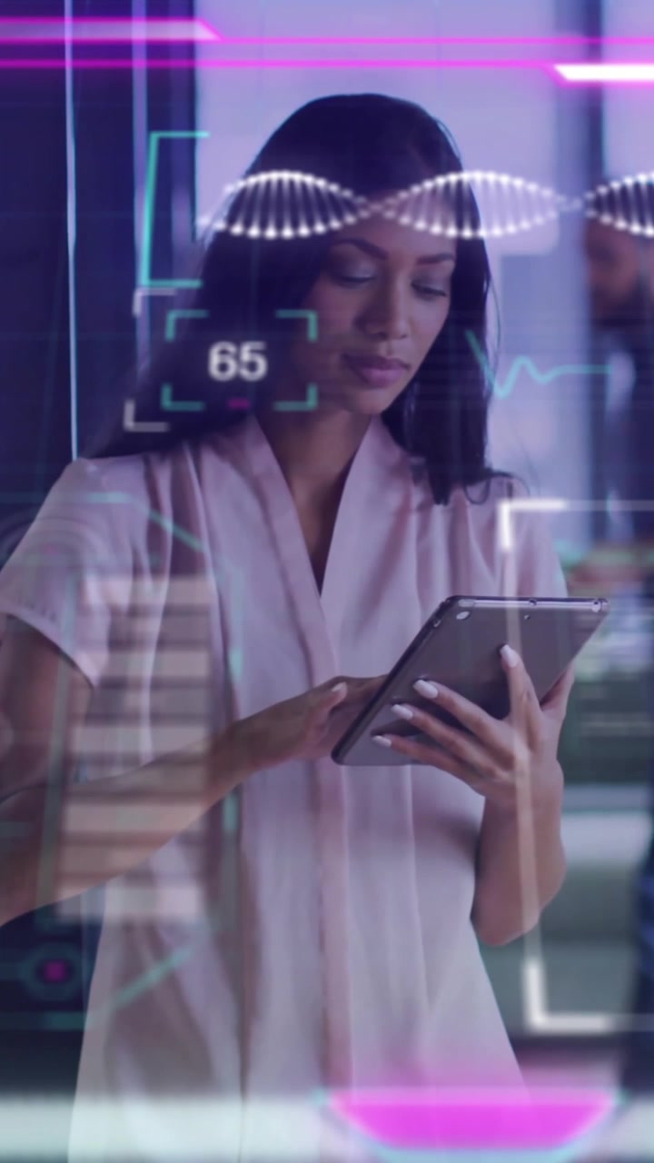 Animazione di elaborazione di grafici e interfacce su una donna d'affari in abbigliamento casual che usa un tablet in ufficio.