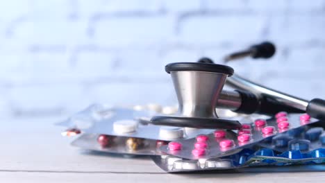 estetoscopio y medicamentos