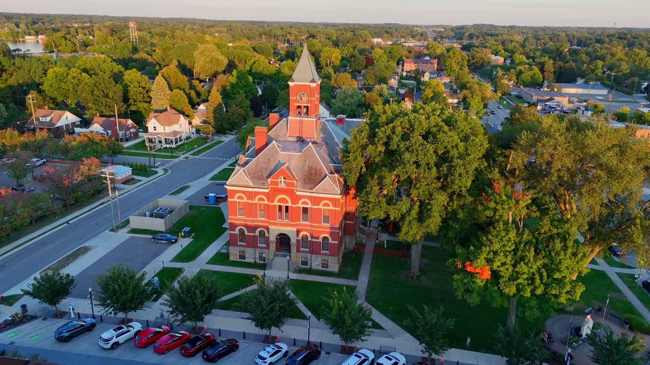 ภาพมุมสูงของศาล Livingston County ใน Howell รัฐมิชิแกน สหรัฐอเมริกา ที่แสดงสถาปัตยกรรมเก่าแก่