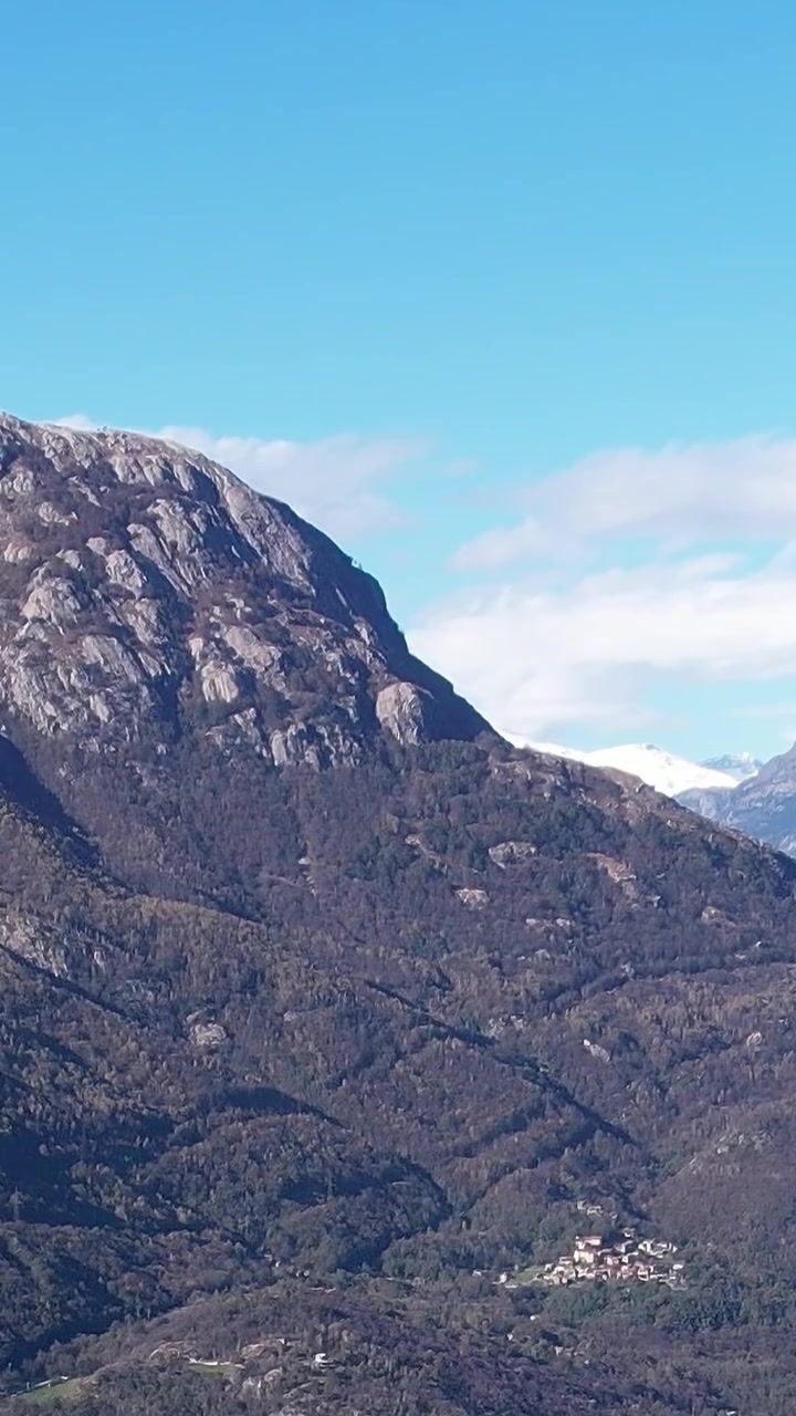 Impresionante vista aérea de los Alpes italianos con escarpadas montañas
