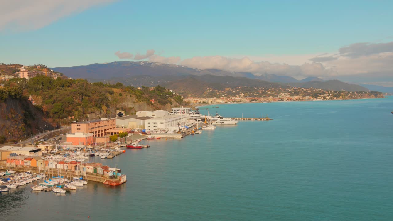 Veduta aerea di Savona, Italia. La costa mostra edifici colorati e barche nel porto sotto cieli sereni. Paesaggio urbano panoramico in riva al mare durante il giorno.