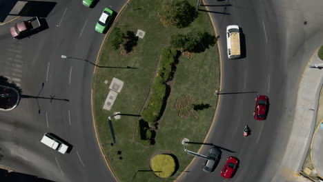 Traffic-At-The-Roundabout-On-A-Sunny-Day-In-Guanajuato,-Mexico