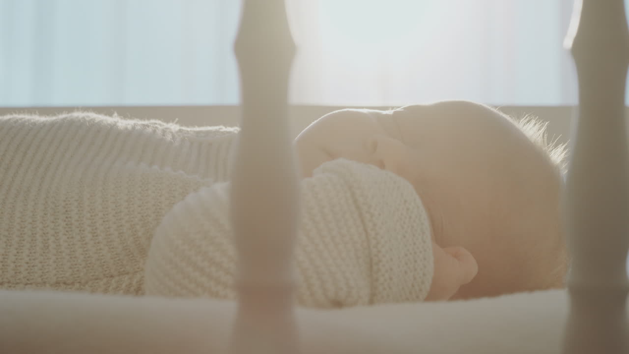 Bambino che dorme nella culla