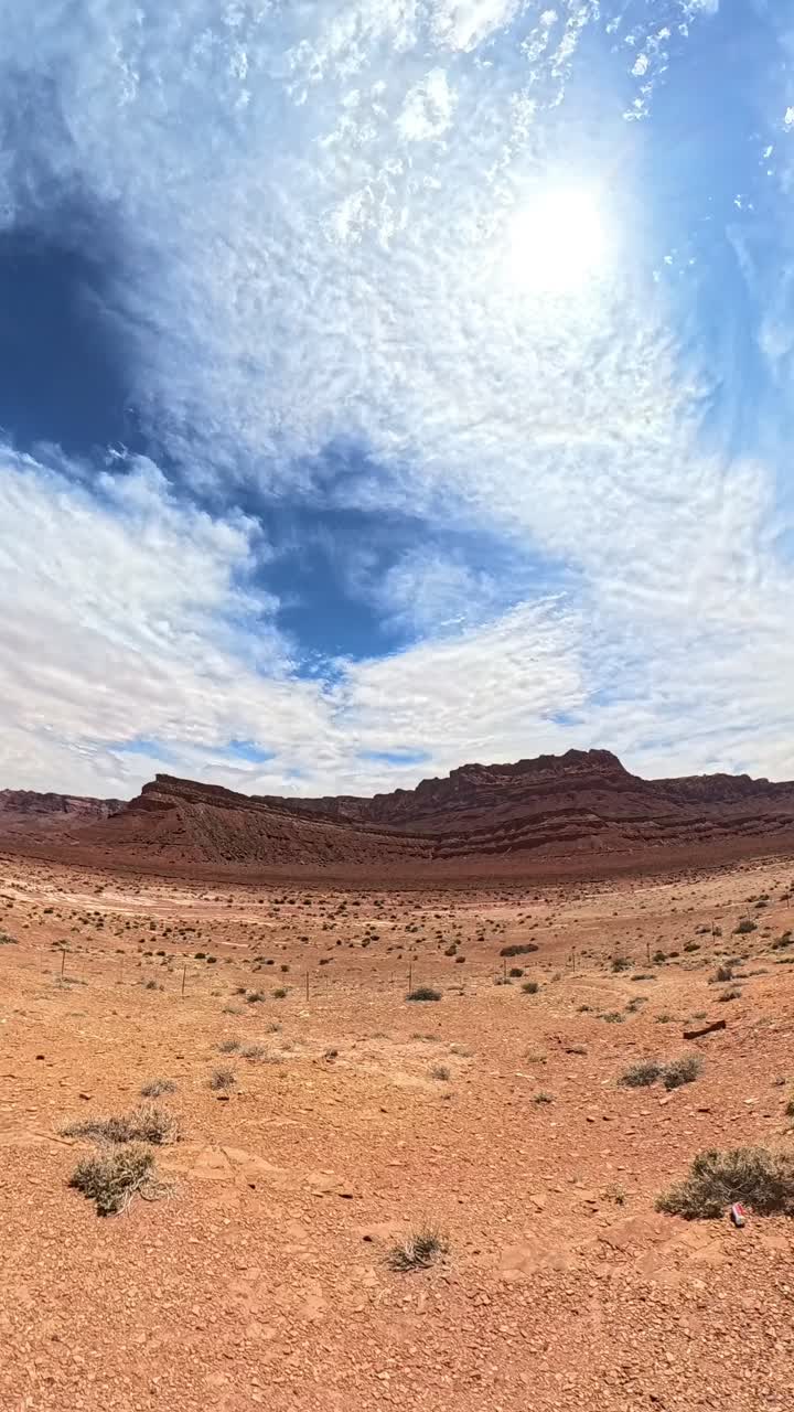 Time-lapse verticale di un'autostrada nel deserto di roccia rossa dell'Arizona.