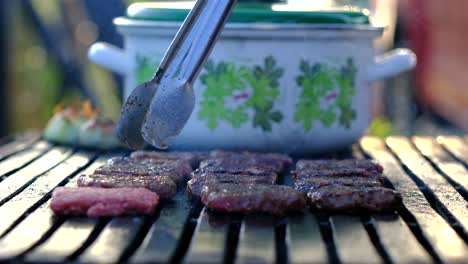 las albóndigas están cocidas en la barbacoa