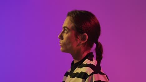 retrato de una jugadora de rugby caucásica sobre iluminación rosa neón