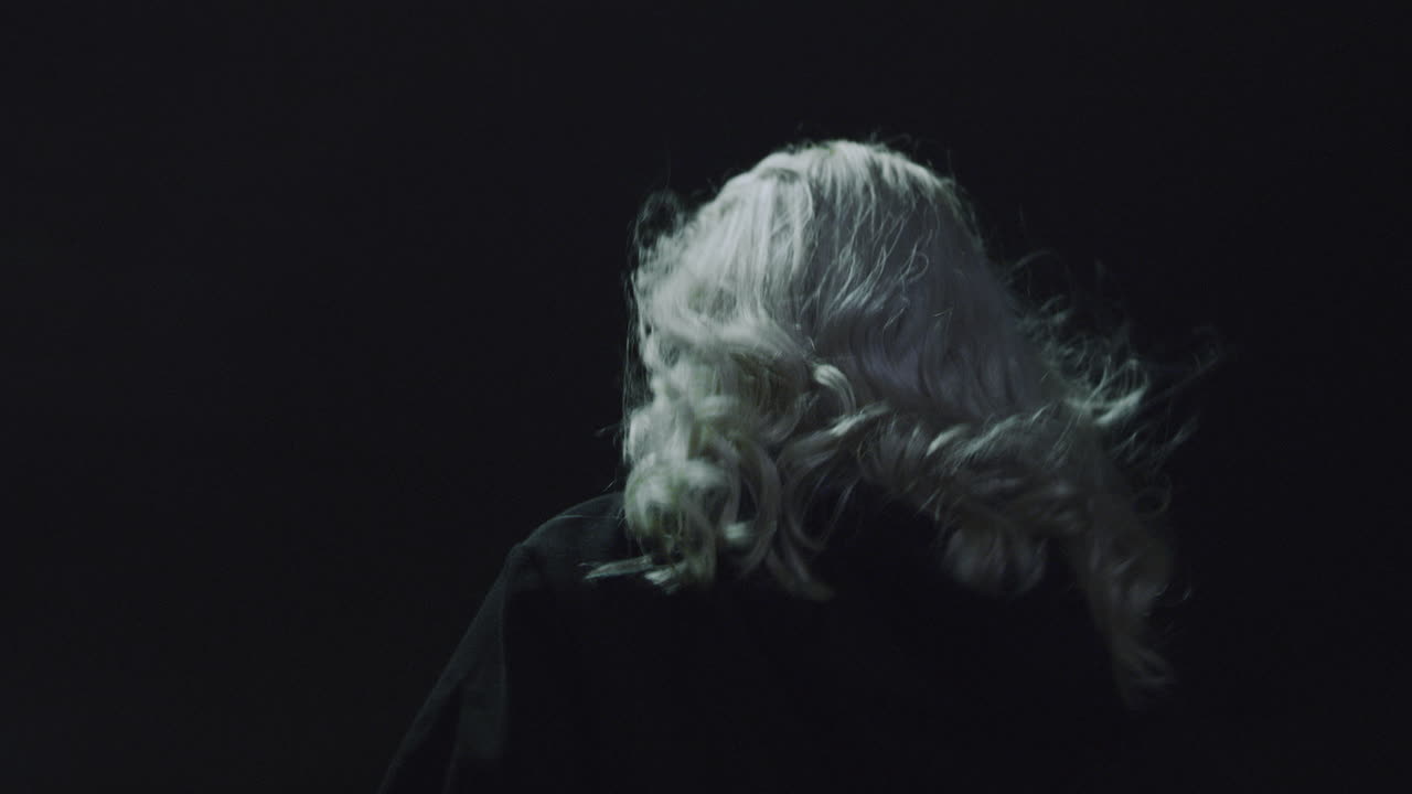 женская модель гуляет ночью возле строительства шоссе в городе.