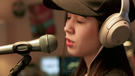 Woman-rehearsing-indoors