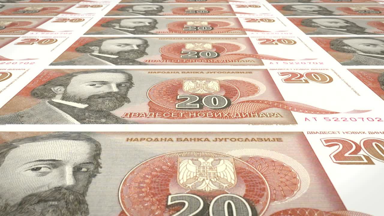 Банкноты в двадцать югославских динаров старого югославского банка, прокручивающиеся на экране, монеты мира, наличные деньги, зацикленное видео