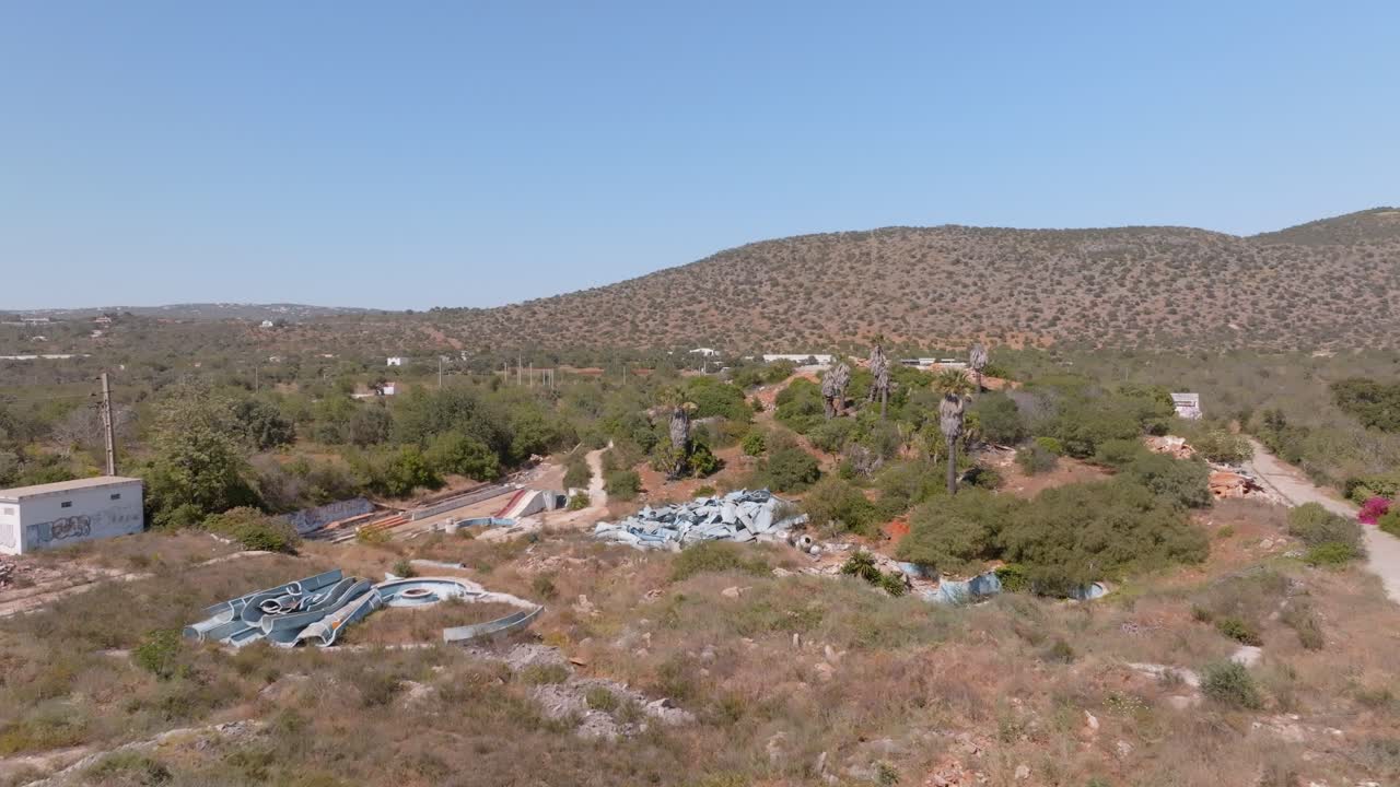 건조 한 사막 풍경 에 버려진 물 공원 슬라이드 의 폐허 어리