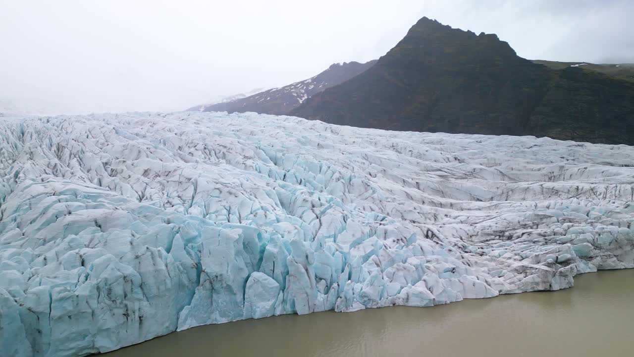 drone disparado hacia adelante por encima del glaciar que se derrite
