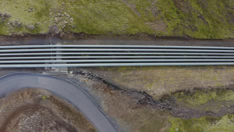 vista de arriba hacia abajo de las tuberías geotérmicas en islandia - toma de drones
