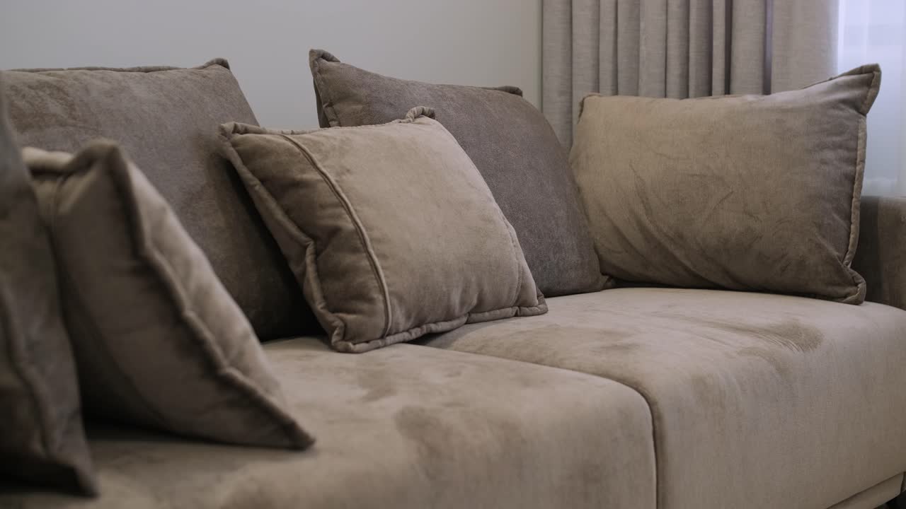 부드럽고 쾌적한 빛 베개와 함께 현대적인 깨한 거실의 내부 디자인 세부 사항