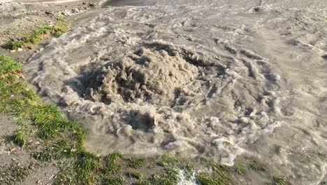 la tubería de agua limpia rota hace una gran fuente en el parque