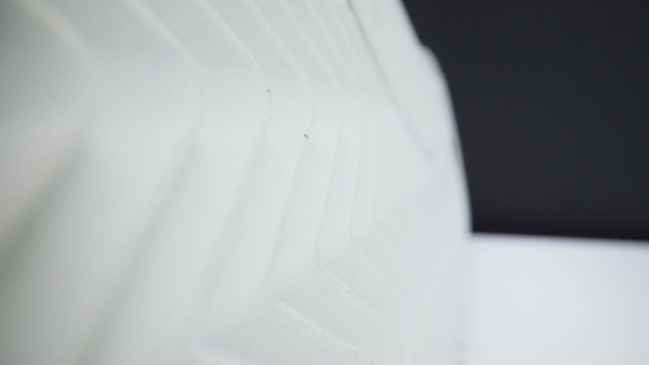 la suela de goma blanca de los zapatos