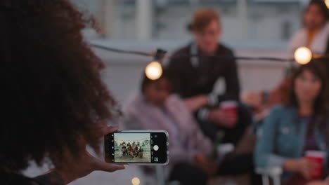 Eine-Multiethnische-Gruppe-Von-Freunden-Posiert-Für-Ein-Foto-Auf-Einer-Party-Auf-Dem-Dach-Bei-Sonnenuntergang.-Studenten-Genießen-Das-Treffen-Am-Wochenende-In-Der-Stadt