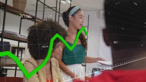 animación del procesamiento de datos financieros sobre diversos colegas que se reúnen en la oficina