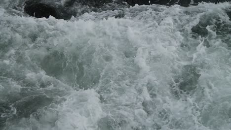 aguas turbulentas en tiempo nublado