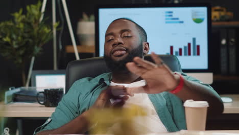 Closeup-smiling-african-american-business-man-having-fun-in-hipster-office