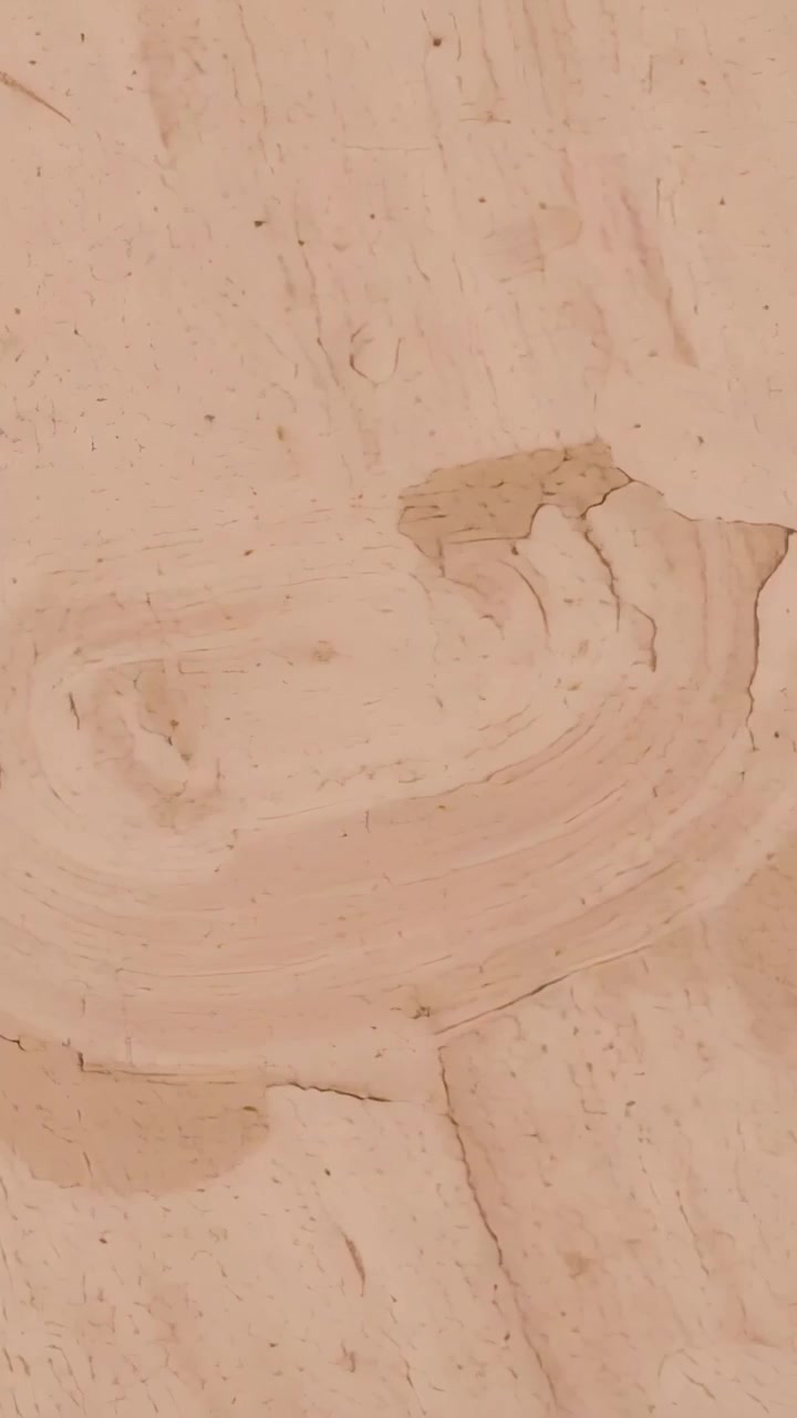 Dikey video: İçerideki alçı duvarı pan kamera ile çekme, girdap, vuruşlar, çatlaklar, pul ortaya çıkarma