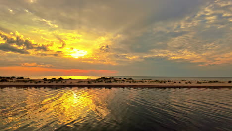 Puesta-De-Sol-única-Con-Nubes-En-El-Horizonte-Sobre-El-Océano-Con-Impresionantes-Colores,-Cámara-Lenta-Y-Espacio-Para-Copiar