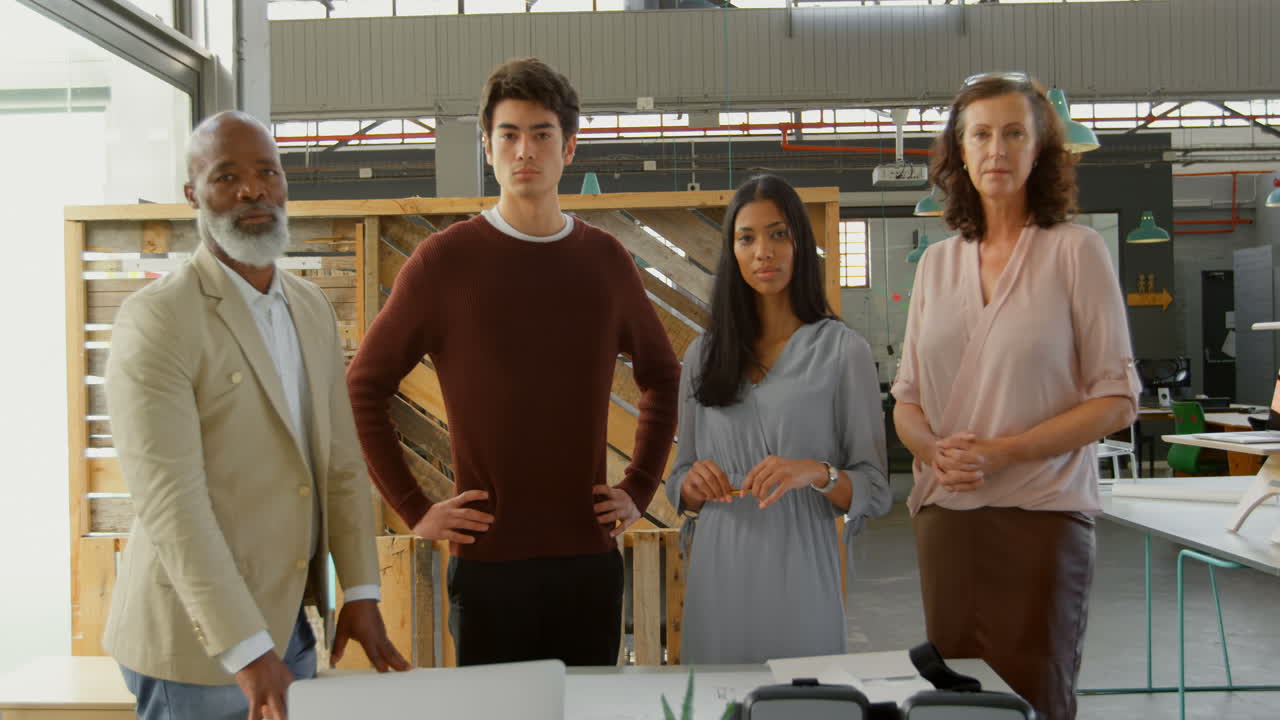 ejecutivos mirando la cámara en la oficina 4k