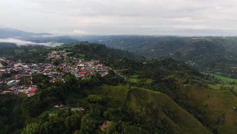 Colorido-Pueblo-Colombiano-En-Una-Exuberante-Colina-Verde