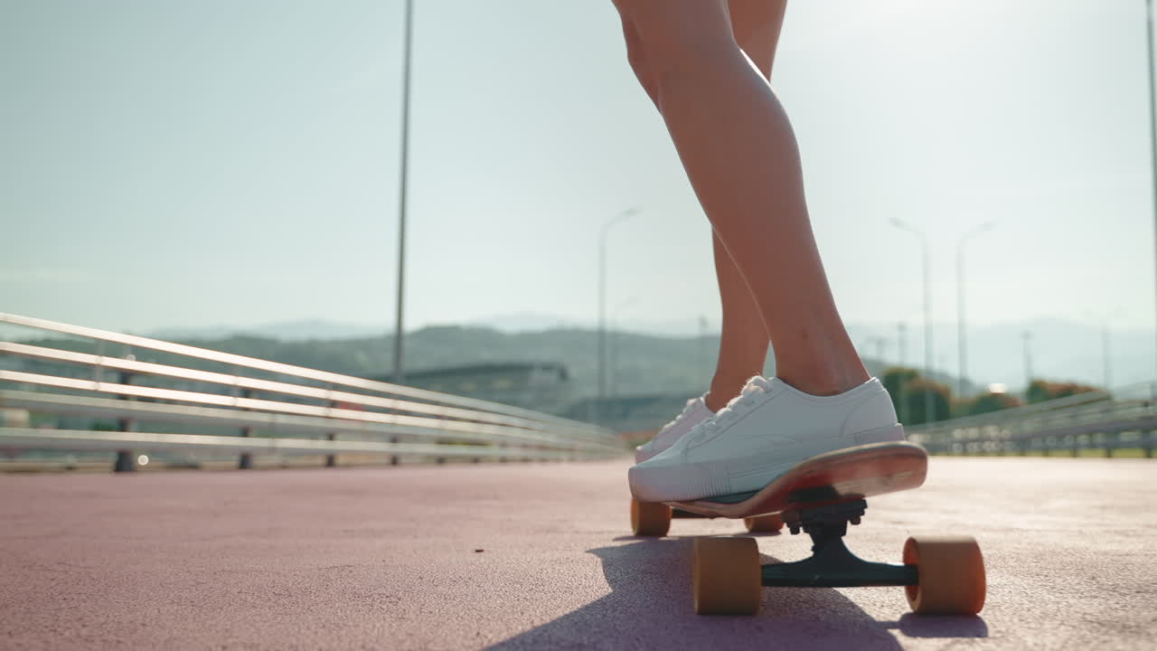 도시 거리에서 스케이트보드를 타는 여자