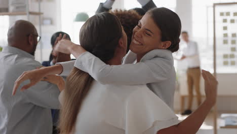 personas de negocios felices celebrando victorias corporativas exitosas colegas abrazándose en reuniones de oficina disfrutando del éxito ganador del trabajo en equipo