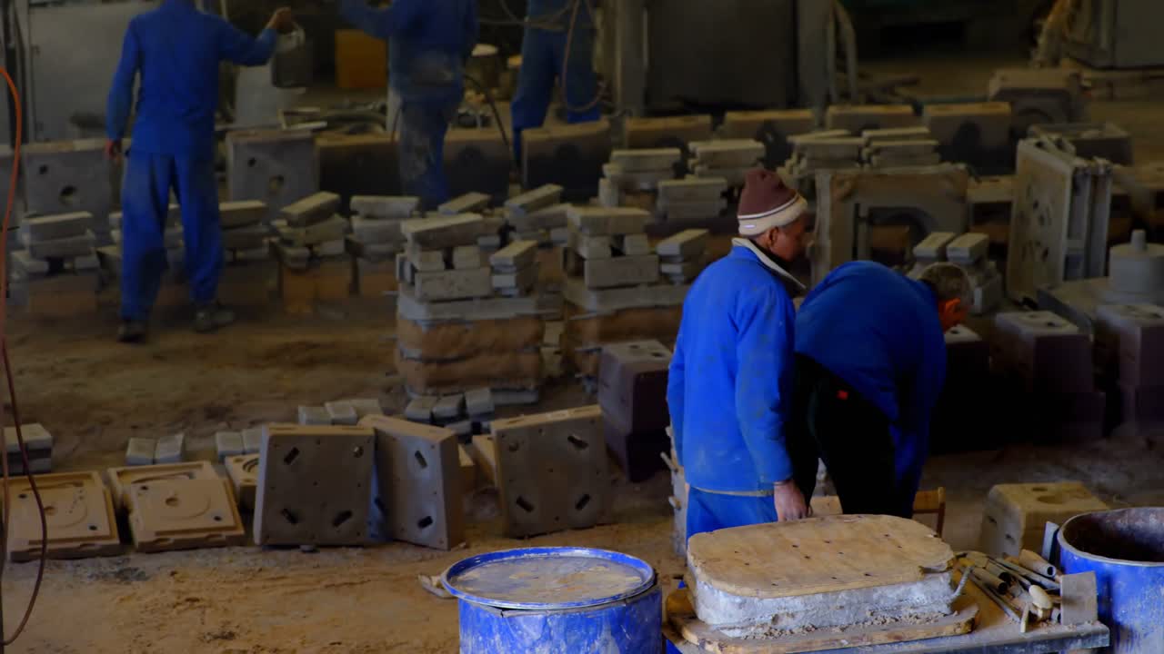 Workers working together in workshop 4k