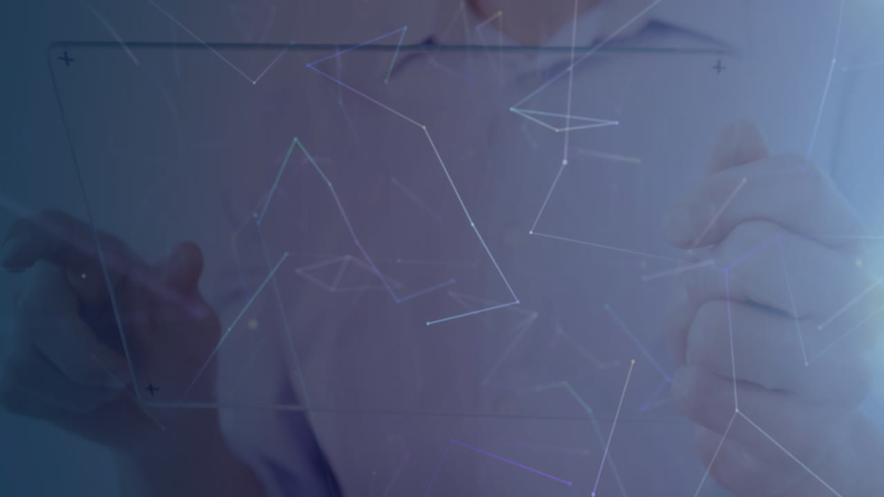 animación de redes de conexiones a través de un empresario tocando una pantalla interactiva en segundo plano